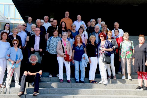 Gruppenfoto vor dem Rathaus Kouvola